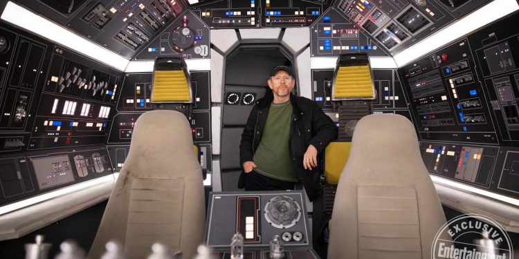 Ron Howard a bordo del Millenium Falcon sul set di SOLO: A STAR WARS STORY.