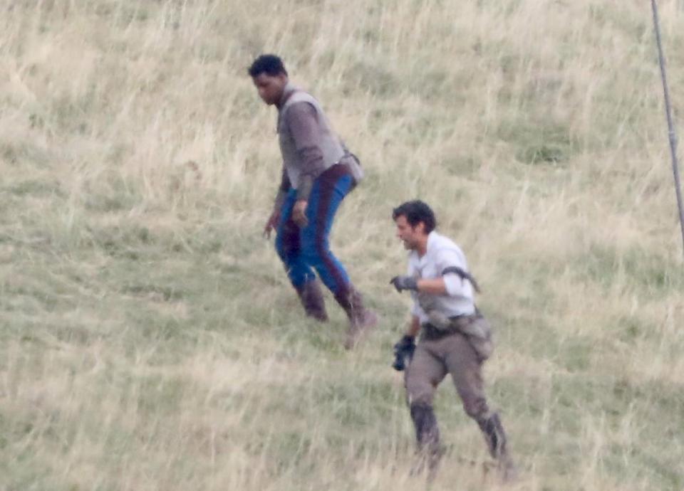 John Boyega e Oscar Isaac in una foto in anteprima dal set.