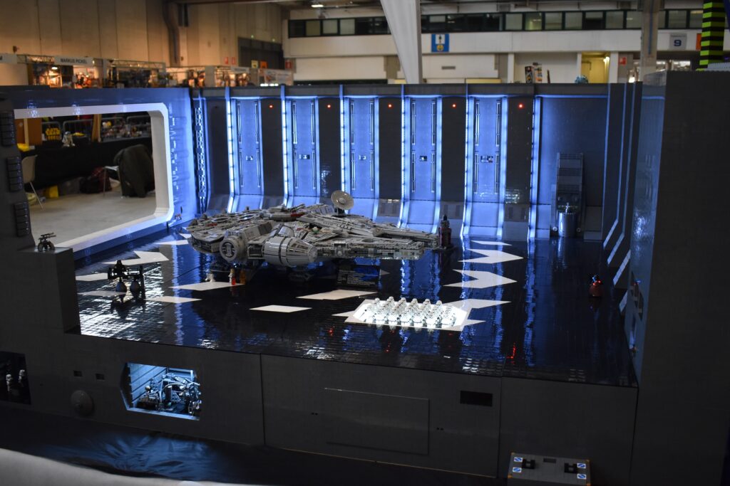 MEI 2024 - MOC Lego Hangar Morte Nera con Falcon UCS riproduce una scena di Ep. IV