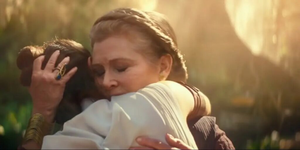 Rey e Leia si abbracciano in The Rise of Skywalker 