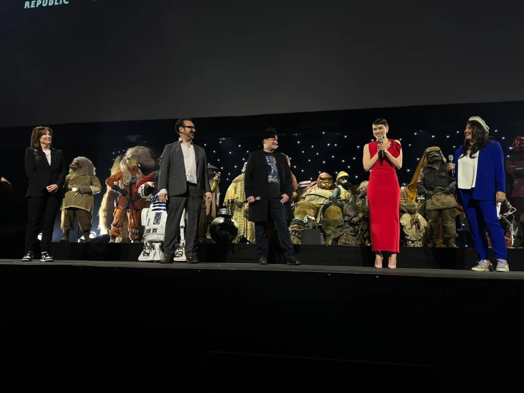 Daisy Ridley sale sul palco della Star Wars Celebration 2023 per annunciare che tornerà nei panni di Rey nel film di prossima uscita diretto da Sharmeen Obaid-Chinoy.