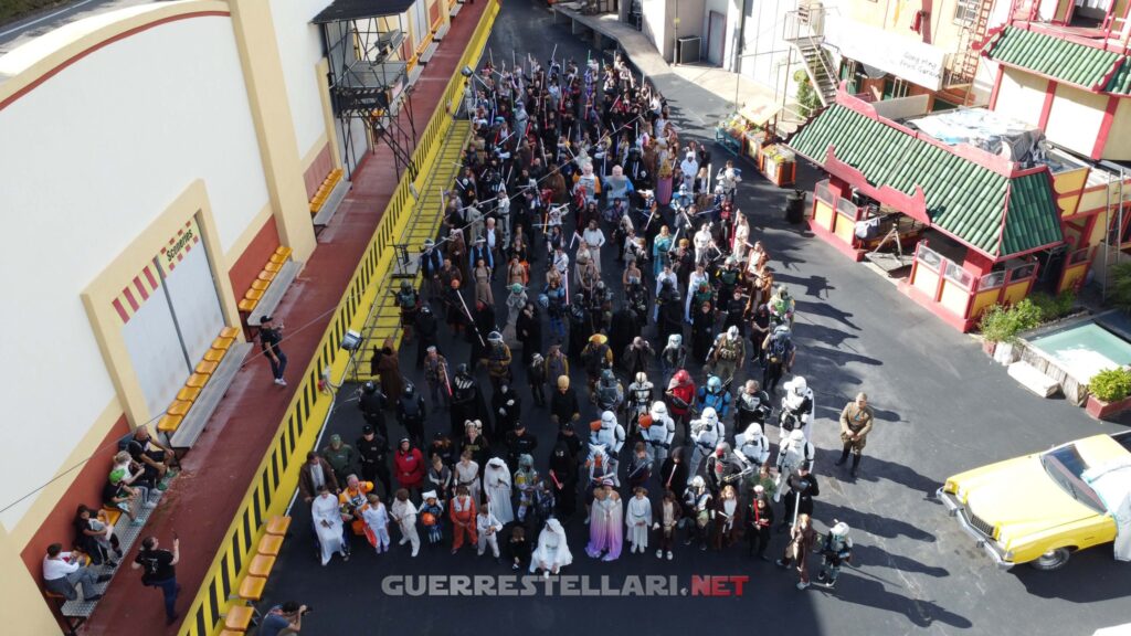 Foto di gruppo di tutti i cosplayer che hanno partecipato alla parata nell'edizione 2024